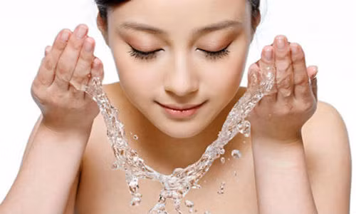 Làm đẹp buổi sáng sẽ cho bạn làn da tươi tắn cả ngày. Ảnh minh họa: Internet.