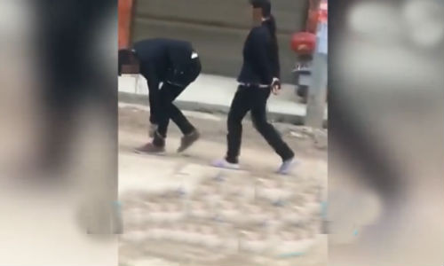 Cậu con trai bị mẹ xích tay chân bắt diễu phố.