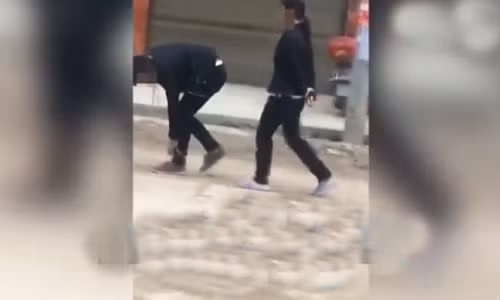 Cậu con trai bị mẹ xích tay chân bắt diễu phố.