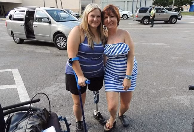 Ashley Kurpiel, người Mỹ bị chẩn đoán mắc chứng bệnh sản xơ xương hóa quá mức (FOP) từ khi lên 3 tuổi. 5 tháng sau, cô bé Ashley bị bác sĩ cắt bỏ nhầm cánh tay phải do kết luận sai. Lên 10 tuổi, các chứng bệnh của Ashley bắt đầu xuất hiện và phát triển. Dù vậy, cô suy nghĩ rất lạc quan và tích cực để chiến đấu chống lại căn bệnh hiếm gặp quái ác này.