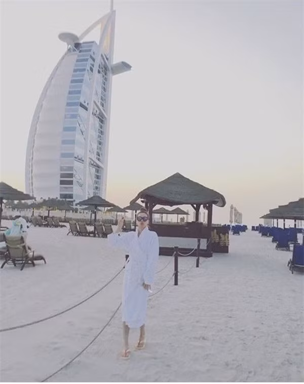 Ben trong khach san 7 sao Ho Ngoc Ha nghi duong o Dubai