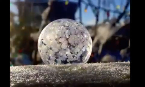 Bong bóng xà phòng biến thành một quả cầu pha lê tuyệt đẹp.
