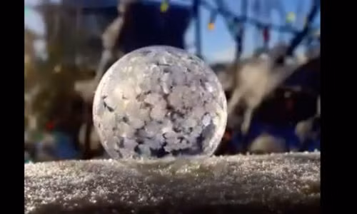 Bong bóng xà phòng biến thành một quả cầu pha lê tuyệt đẹp.