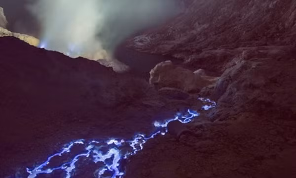 Dòng dung nham màu xanh độc đáo.