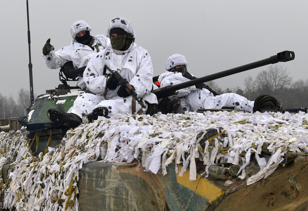 Đồng thời có 37% số người được hỏi tin rằng Ukraine rõ ràng yếu hơn nhiều về cả kinh tế lẫn chính trị so với nước Nga, chênh lệch này lớn đến mức họ khó có bất cứ cơ hội chiến thắng nào.