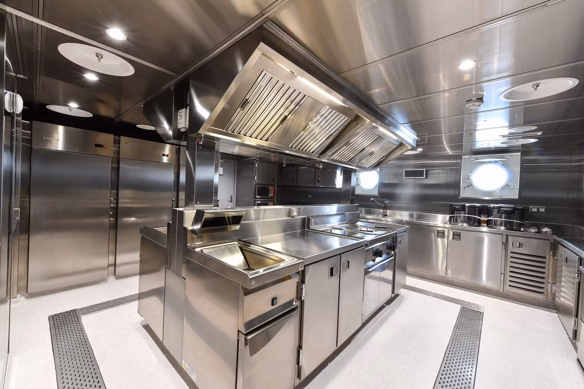 OCEA cũng chắc chắn loại tàu vỏ nhôm này của họ vừa có giá cả cạnh tranh lại vừa giảm đáng kể chi phí vận hành. Yếu tố này kết hợp với hỗ trợ công tác hậu cần và đào tạo thủy thủ đoàn, cho phép thời gian hoạt động trên biển cao hơn, cho dù đó là can thiệp tìm kiếm và cứu nạn hay nhiệm vụ an ninh.