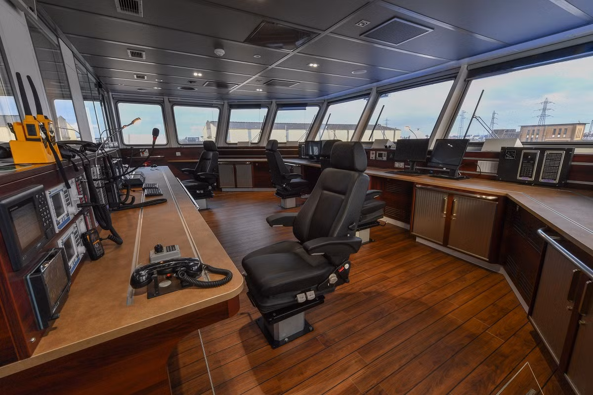 Trong khi FPB 72MKII là một trong những sản phẩm bán chạy nhất của OCEA nổi tiếng về độ tin cậy, thì loại tàu OPV 270 là loại tàu hiện đại hàng đầu thế giới, kết quả của 30 năm kinh nghiệm và đổi mới trong lĩnh vực đóng tàu vỏ nhôm. Ảnh: Nội thất bên trong con tàu.