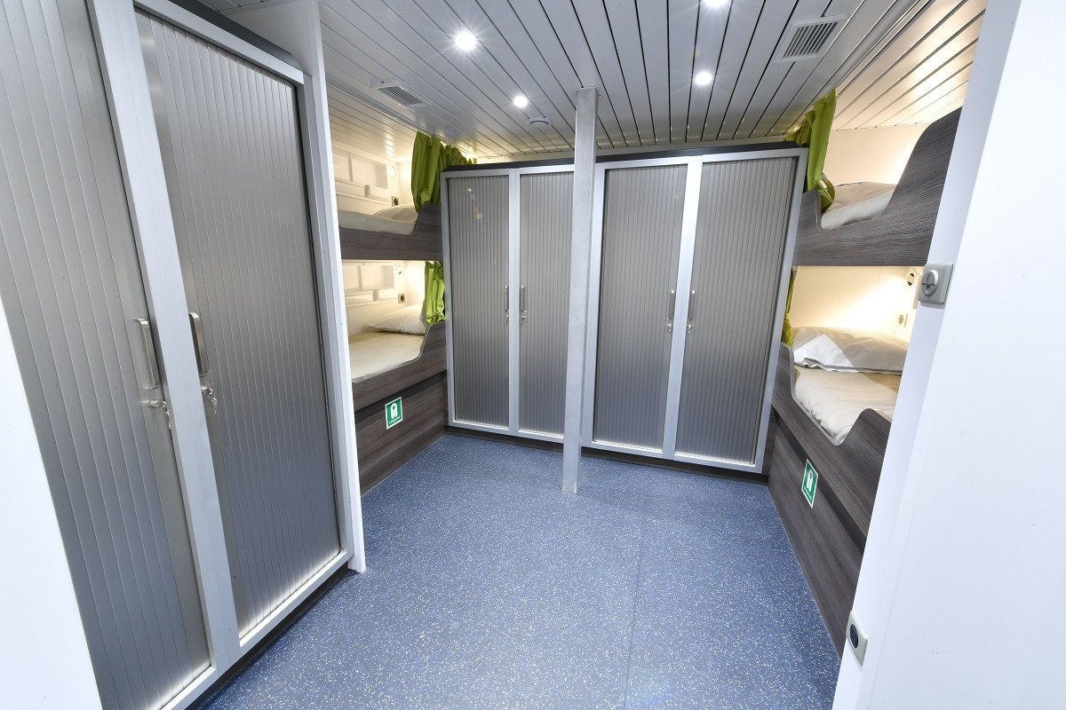 Ngoài những đặc điểm trên, Chính phủ Philippines cũng thể hiện tư duy cầu tiến của mình khi quan tâm đến việc lượng khí thải CO2 cũng như chi phí vận hành của con tàu so với các mẫu tàu đối thủ cạnh tranh. Ảnh thuyền trưởng của tàu Gabriela Silang, LCDR Alberto Ferre.