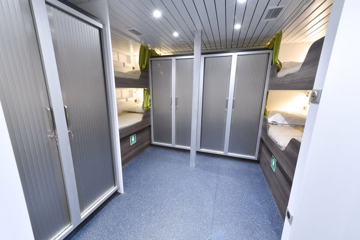 Ngoài những đặc điểm trên, Chính phủ Philippines cũng thể hiện tư duy cầu tiến của mình khi quan tâm đến việc lượng khí thải CO2 cũng như chi phí vận hành của con tàu so với các mẫu tàu đối thủ cạnh tranh. Ảnh thuyền trưởng của tàu Gabriela Silang, LCDR Alberto Ferre.