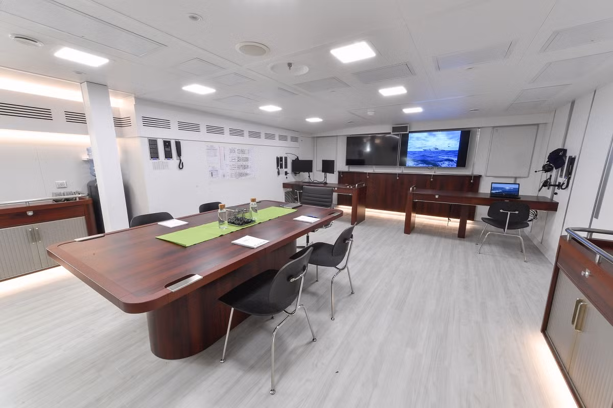 Các cuộc thử nghiệm trên biển đã xác nhận rằng con tàu hoạt động tốt, khả năng bám biển tuyệt vời, rất cơ động và đặc biệt là sự tiện nghi và thoải mái trên tàu, một yếu tố khá quan trọng đối với 66 thủy thủ đoàn và nhân viên trong các nhiệm vụ dài ngày trên biển.