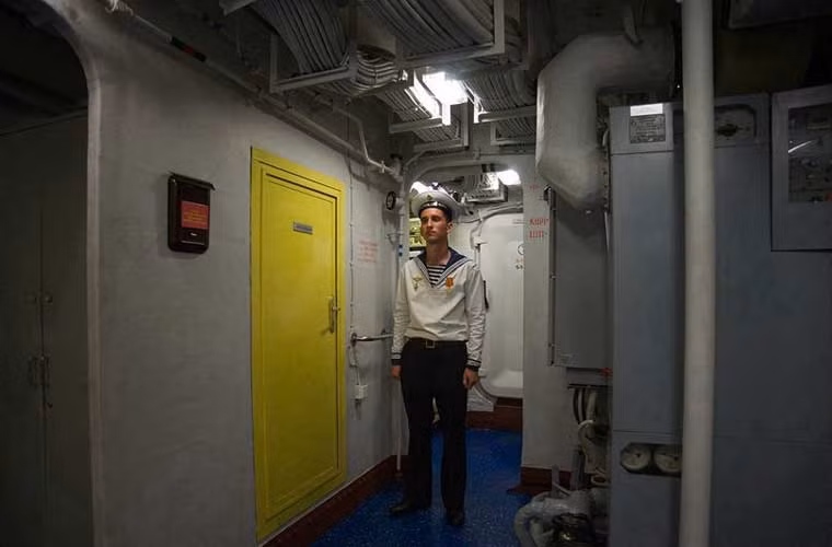 Hành lang bên trong tàu hộ vệ.