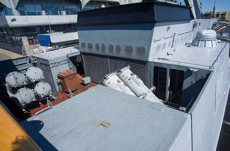 Tàu hộ vệ Project 20380 Stoikiy vẫn sử dụng tổ hợp tên lửa hành trình chống hạm 3M-24 Uran tầm bắn 130km, bố trí bắt chéo nhau giấu ở giữa thân tàu.