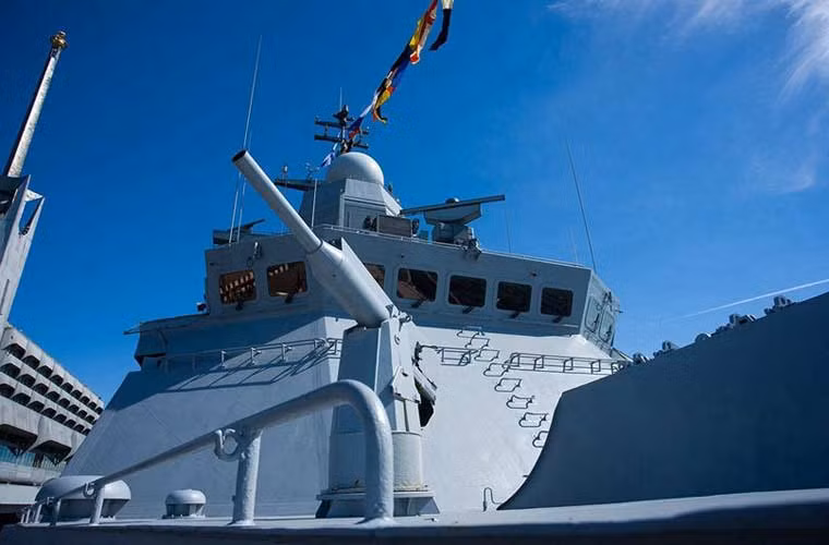 Khác với chiếc đầu tiên cùng tên lớp, Stoikiy thay đổi đáng kể về hệ thống vũ khí. Điển hình là bệ phóng tên lửa thẳng đứng dành cho tổ hợp tên lửa phòng không trên hạm Redut (góc phải, dưới cùng).