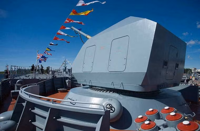 Lớp tàu này có lượng giãn nước toàn tải 2.200 tấn, dài 104,5m, rộng 11,6m, thủy thủ đoàn 90 người. Trong ảnh, cận cảnh pháo hạm A-190 100mm hiện đại, mạnh mẽ hơn loại AK-176 thường trang bị trên tàu hộ vệ cỡ 2.000 tấn trước đây của Nga.