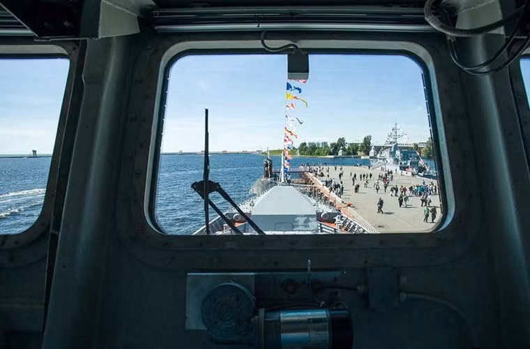 Hình ảnh từ trong cabin tàu hộ vệ Stoikiy nhìn ra ngoài.