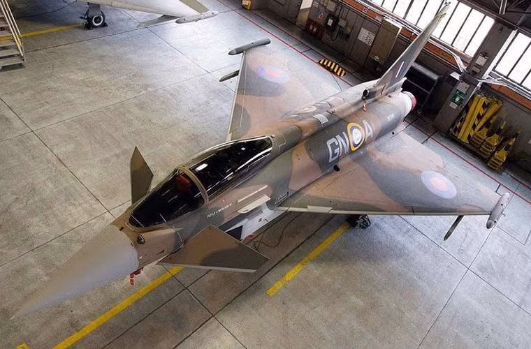 Cận cảnh chiếc tiêm kích hiện đại hàng đầu thế kỷ 21 khoác lên mình bộ cánh của tiêm kích huyền thoại CTTG 2.