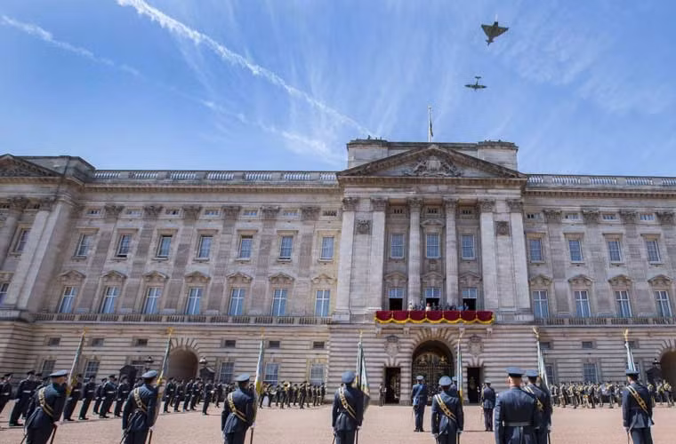 Biên đội tiêm kích đa năng Typhoon và tiêm kích Spitfire bay qua nóc Điện Buckingham.