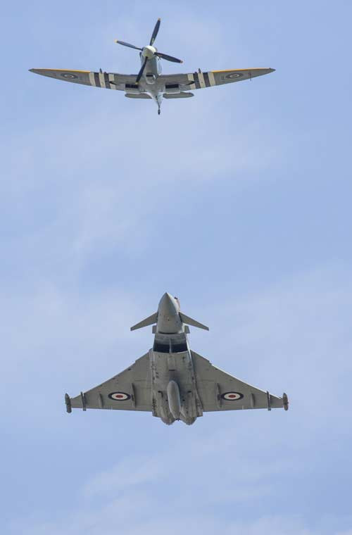 “Quá khứ và hiện tại”.