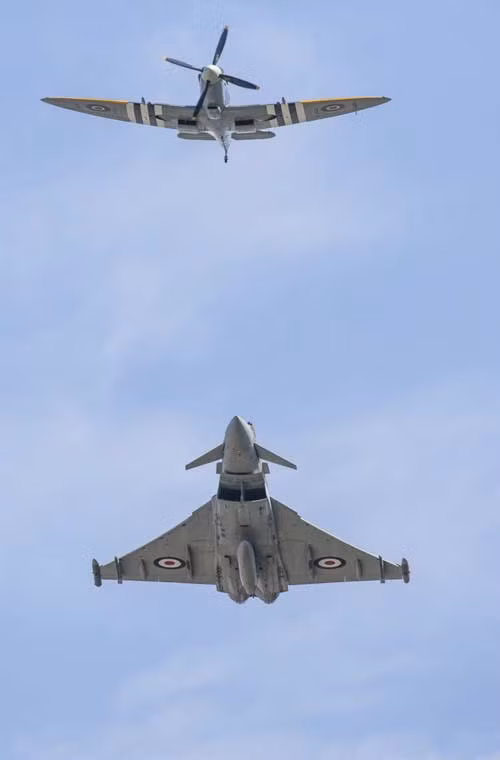 “Quá khứ và hiện tại”.