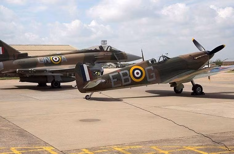 Tiêm kích Typhoon đứng cạnh huyền thoại tiêm kích Spitfire.
