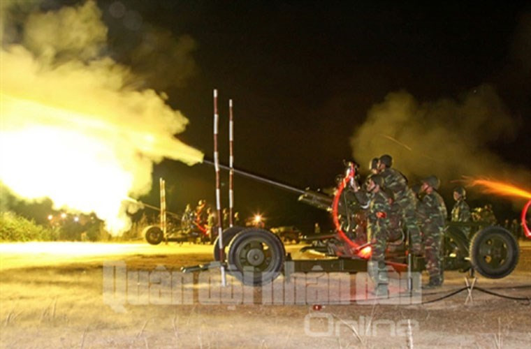 Trong tác chiến phòng không, pháo 37mm có thể bắn hạ mục tiêu cách đến 6.700m. Hiện nay, Việt Nam đã có nhiều cải tiến với kiểu pháo này, chủ yếu là kết hợp khí tài trinh sát hiện đại nâng cao khả năng bám bắt mục tiêu, tác chiến đánh đêm. Ảnh: QĐND