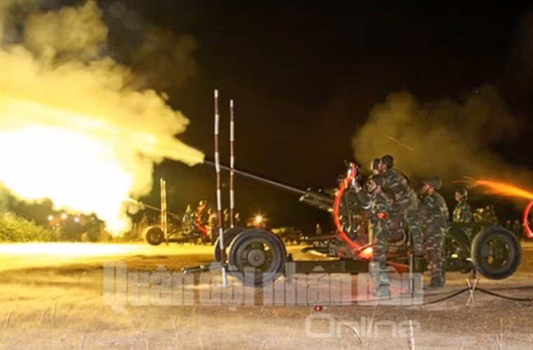 Trong tác chiến phòng không, pháo 37mm có thể bắn hạ mục tiêu cách đến 6.700m. Hiện nay, Việt Nam đã có nhiều cải tiến với kiểu pháo này, chủ yếu là kết hợp khí tài trinh sát hiện đại nâng cao khả năng bám bắt mục tiêu, tác chiến đánh đêm. Ảnh: QĐND