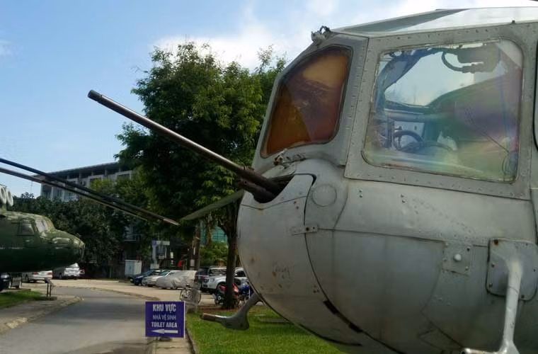 Ngoài ra, trực thăng Mi-24 bản xuất khẩu cho Việt Nam được trang bị đại liên Afanasev A-12.7 cỡ 12,7mm một nòng ở đầu mũi máy bay, đạt tốc độ bắn 800.1.100 phát/phút. Các biến thể Mi-24A/D/P sau này của Liên Xô chuyển sang sử dụng khẩu Yak-B 12,7mm 4 nòng hoặc pháo 30mm nòng kép.