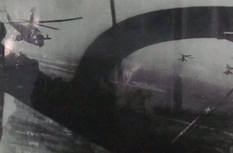 Trực thăng Mi-24 bắt đầu tham gia chiến đấu từ cuối tháng 10/1984 trong đội hình Trung đoàn 916 phối hợp với các máy bay trực thăng Mi-8 của Trung đoàn 917 cùng làm nhiệm vụ truy quét quân Khmer đỏ giúp nhân dân Campuchia bảo vệ thành quả cách mạng. Ảnh: Biên đội bốn trực thăng tấn công Mi-24 trong một trận đánh trên đất Campuchia.