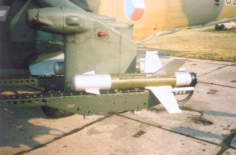 Tên lửa chống tăng AT-2 (định danh của NATO dành cho tổ hợp tên lửa 3M11 Fleyta) do Liên xô sản xuất từ năm 1964. Đạn tên lửa có trọng lượng 27kg, dài 116cm, đường kính thân 148mm, lắp đầu nổ chống tăng hiệu ứng nổ lõm nặng 5,4kg.