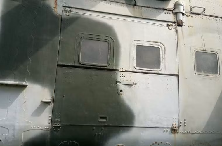 Điểm độc đáo của Mi-24 ở chỗ, ngoài khả năng vũ trang mạnh mẽ thì Mi-24 giữ lại khả năng chở quân như trực thăng vận tải thông thường. Nghĩa là, trong chiến đấu, nó vừa có thể chở quân tới địa điểm tác chiến, vừa tham gia chi viện hỏa lực, diệt tăng như trực thăng tấn công hạng nặng. Đây là ưu điểm mà không có trực thăng tấn công nào trên thế giới sở hữu. Ảnh: Cạnh cảnh cửa hông trực thăng Mi-24 số hiệu 7430 trưng bày tại Bảo tàng Phòng không – Không quân.