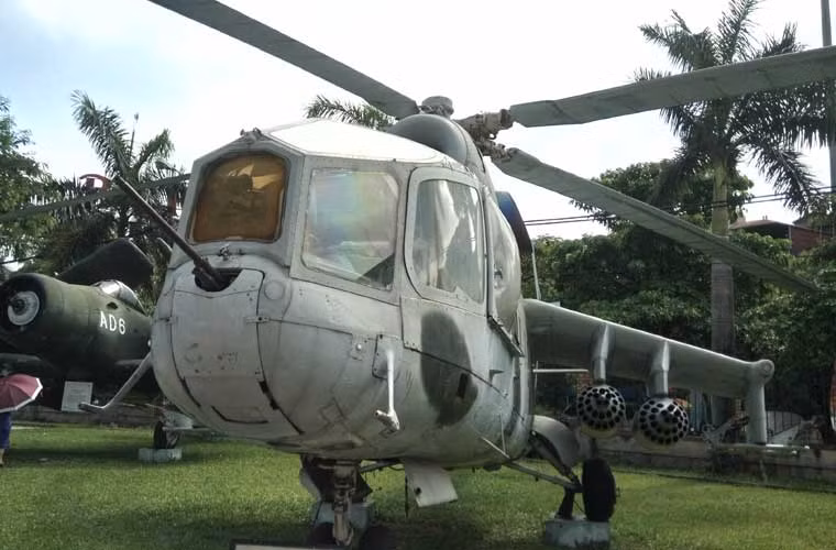 Mi-24 mà Liên Xô cung cấp cho Việt Nam thuộc thế hệ đầu tiên được sản xuất loạt nên kiểu buồng lái của nó khác hoàn toàn so với thế hệ Mi-24D tới hiện tại (theo kiểu phồng bọt đôi). Kíp lái Mi-24 Việt Nam gồm 2-3 người với một người ở ngồi ở đầu mũi, hai người ngồi phía sau.