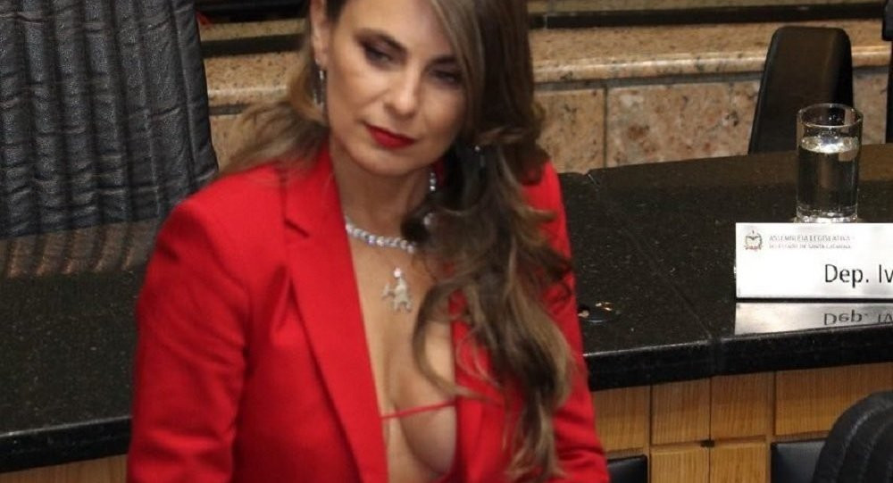 Mac trang phuc ho hang, nu nghi si gay nao loan quoc hoi Brazil.