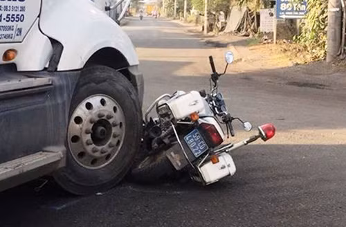 TP HCM: Kinh hoang tai xe say xin, lai container tong xe CSGT-Hinh-2