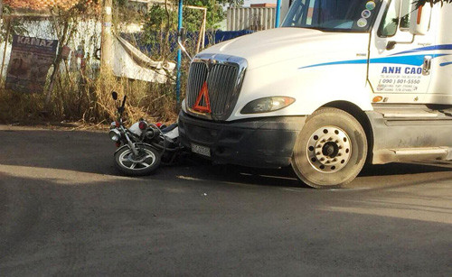 TP HCM: Kinh hoang tai xe say xin, lai container tong xe CSGT