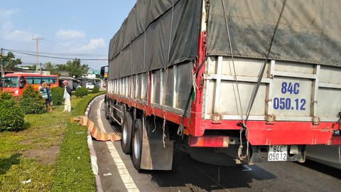 Tai nạn trên đường dẫn cao tốc TPHCM - Trung Lương, một phụ nữ tử vong thương tâm Tai nan tren duong dan cao toc TPHCM - Trung Luong, mot phu nu tu vong thuong tam