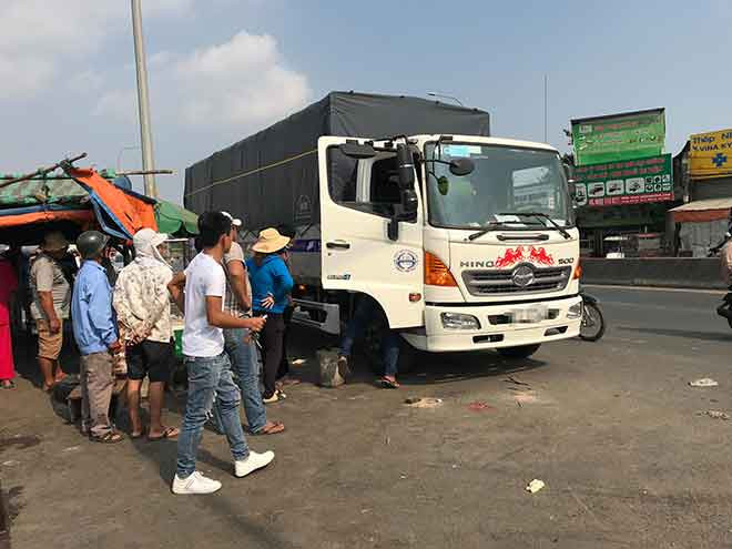 Phu xe bat ngo guc chet tren cabin khi xe dang chay