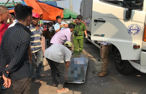 Phu xe bat ngo guc chet tren cabin khi xe dang chay-Hinh-2