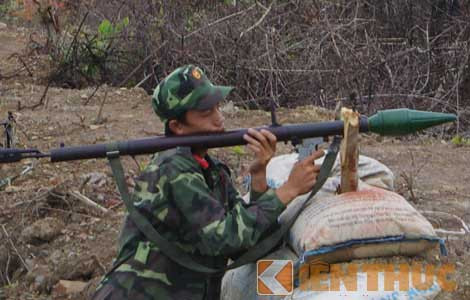 Viet Nam cai tien sung chong tang B40 the nao?