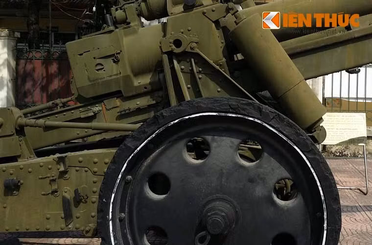 Pháo có khả năng bắn nhiều loại đạn gồm: đạn nổ phá văng mảnh OF-471, OF-462 có khối lượng lần lượt là 25-21,7kg, tầm bắn 19,8km và 16,6km; đạn phá công sự G-471 đạt tầm 20,4km; đạn hóa học OH-471 đạt tầm 19,8kg; đạn xuyên giáp BR-471 có khả năng xuyên giáp dày 120mm ở góc chạm 60 độ hoặc 150mm ở góc chạm 90 độ cách 500, 105mm ở góc chạm 60 độ, 130mm góc chạm 90 độ cách 1.000m.