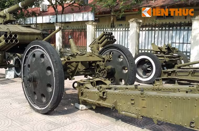 Ở dưới cuối càng pháo còn được trang bị thêm khung 2 bánh xe ốp đặc để thực hiện cơ động hành quân.