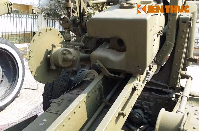 Pháo A19 122mm được trang bị nòng pháo cỡ 122mm dùng cỡ đạn 122x785mm. R, tốc độ bắn 3-4 phát/phút, tầm bắn xa nhất 20,4km, sơ tốc đầu đạn 806m/s. Trong ảnh, cận cảnh bộ phận nạp đạn của pháo A19 122mm.