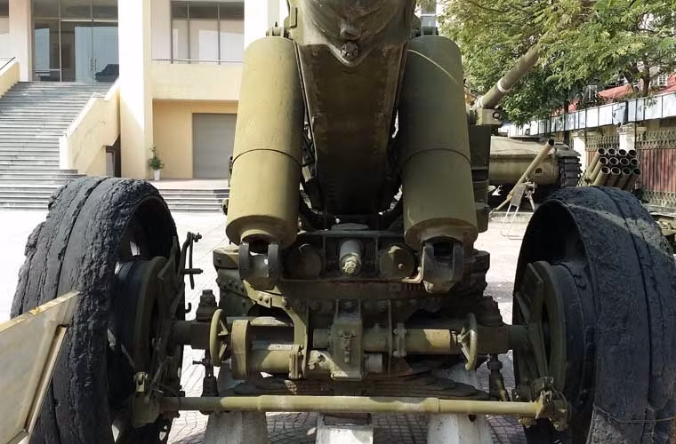 Pháo được trang bị hệ thống treo lò xo lá, cùng mâm bánh pháo kim loại 10 chấu và lốp cao su đặc. Kiểu lốp này được đánh giá khiến pháo cơ động chậm, sau này một số khẩu pháo được sản xuất dùng lốp bơm hơi.