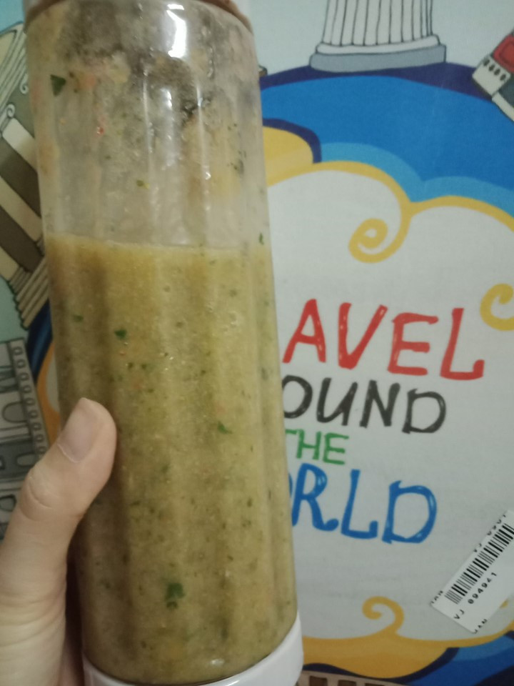 Công thức cho từng ngày detox của Linh, cách làm như sau: cho nước, bó xôi, hạt chia vào xay trong 1 phút cho nhuyễn gân lá, sau đó cho hoa quả vào xay thêm 1 tới 2 phút.