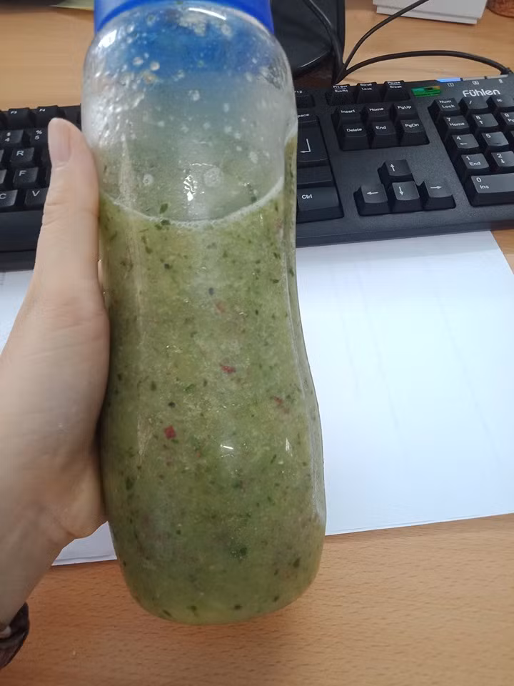 Tùy cơ địa từng người nhưng chị Linh phải dùng thêm bữa snack hàng ngày. Trưa 12h ăn 1 miếng ức gà áp chảo mật ong nhỏ xíu, 4h chiều ăn 1 hũ sữa chua hoặc 1 trái lê (táo). Theo chị Linh cái này mặc dù không khuyến khích nhưng nên nghe cơ thể để có chế độ phù hợp nhất.