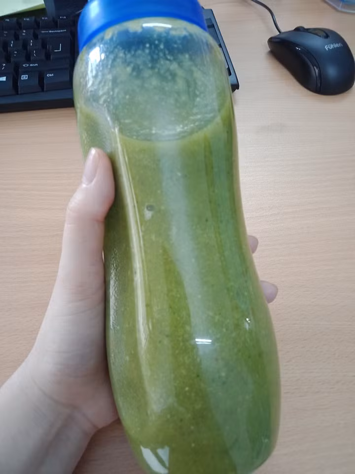 Quá trình thực hiện detox giảm cân: Chị Linh khuyên chị em cần 1 buổi vượt lười, quyết tâm đi siêu thị mua nguyên liệu về, cắt rửa cho túi zip, đánh số theo ngày và bỏ ngăn đá. Đặc biệt trong 12 ngày khổ ải phải vượt lên chính mình, từ chối mọi lời rủ rê và đồ ăn trước mắt, tuyệt đối không được tặc lưỡi kiểu như ăn 1 miếng chắc không sao đâu.