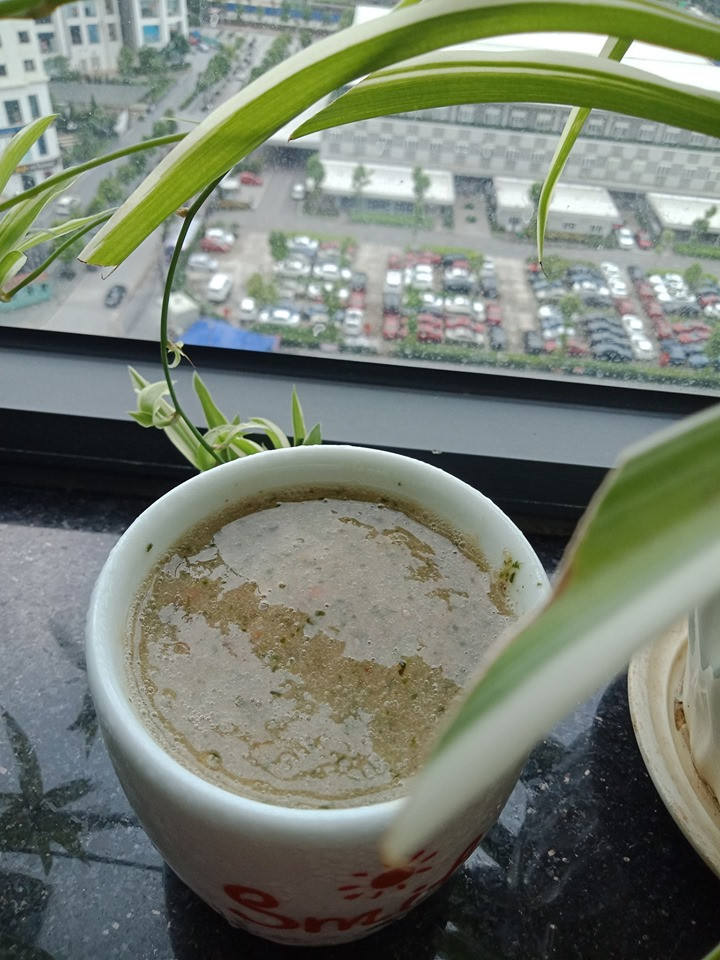 Sau detox 3 ngày Linh mới review. Chính là vì Linh cần nghe xem cơ thể khi ăn mặn lại sẽ thế nào. Ngày đầu tiên Linh ăn cháo thịt bữa sáng và trưa, bụng rất khó chịu, cơ thể nặng nề hơn, nên 6h tối ăn 1 hũ sữa chua và tối chỉ uống nước;