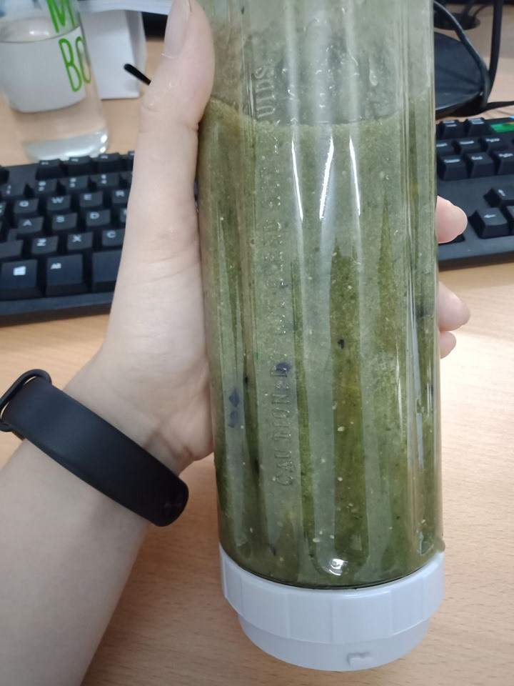 DAY 7: 720ml nước; 90 gram bó xôi; 2 muỗng hạt chia; 300 gram xoài cắt nhỏ; 300 gram dưa hấu cắt nhỏ (bỏ hạt, bỏ vỏ); 300 gram dâu tây DAY 8: 720 ml nước; 90 gram bó xôi; 2 muỗng hạt chia; 300 gram dâu tây; 330 gram dứa cắt nhỏ; 2 trái cam (bỏ vỏ, bỏ gân trắng, tách múi) DAY 9: 720ml nước; 90 gram bó xôi; 2 muỗng hạt chia; 300 gram xoài cắt nhỏ; 150 gram dâu tây; 150 gram nho
