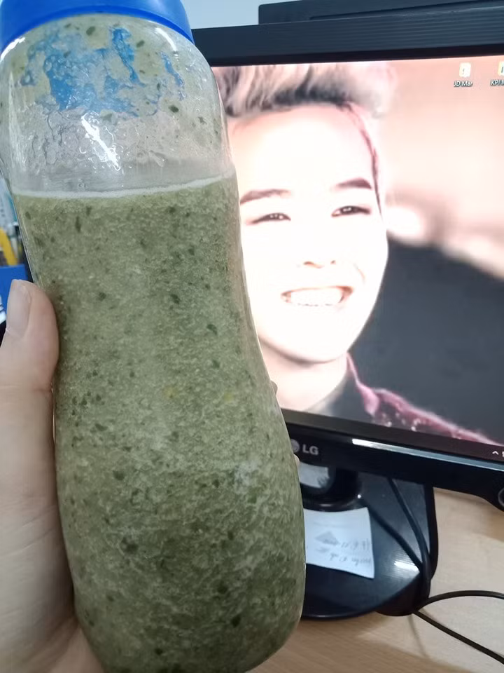 Cảm giác cơ thể trong và sau detox: Trong thời gian detox, với Linh chia ra 3 giai đoạn: Ngày 1 - 2: Rất bình thường, chẳng cần ăn bữa snack nào, thấy khỏe re, làm việc phăm phăm; Ngày 3 - 8: Giai đoạn khó khăn nhất, dễ cáu gắt, thèm ăn và muốn bỏ cuộc. Nhưng nhìn vào đống đồ trên ngăn đá, Linh lại nhắc mình cố gắng, những ngày này phải snack 2 lần; Ngày 9 -12: Rất nhẹ nhàng, thậm chí không muốn ăn mặn lại, cơ thể đã rất quen với chế độ ăn này, cảm giác rất thích.