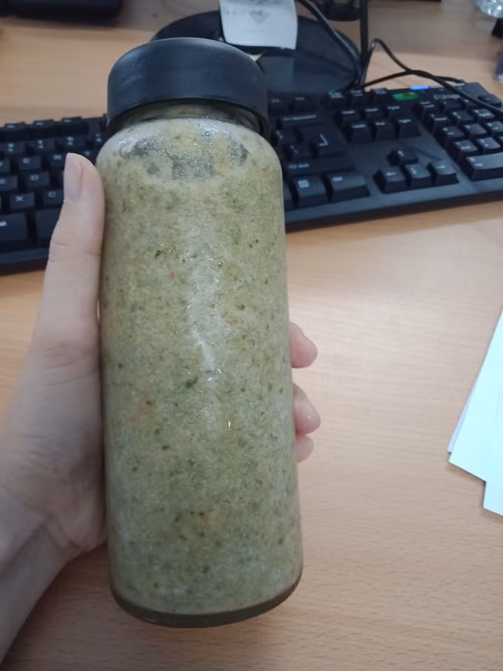 Điều quan trọng nhất trong 12 ngày này là phải uống ít nhất 3 lít nước 1 ngày, uống càng nhiều càng tốt, vừa chống đói vừa giúp detox ruột sạch hơn. “Về việc đi toilet, khi detox được tầm 4-5 ngày các chị sẽ cảm thấy mỗi lần đi toilet là như đi hết cặn bã trong ruột vậy, rất rất nhẹ bụng luôn”, chị Linh chia sẻ.