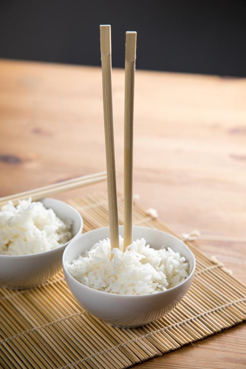 7. Cắm đũa: Điều này rất phổ biến ở các nước châu Á, trong đó có cả Việt Nam. Việc cắm đũa lên bát cơm trông rất phản cảm, thậm chí là rùng rợn do gợi đến hình ảnh bát cơm cúng người đã khuất. Bên cạnh đó, gõ đũa lên bát cũng khiến những người châu Á khó chịu. Ảnh: Shutterstock.